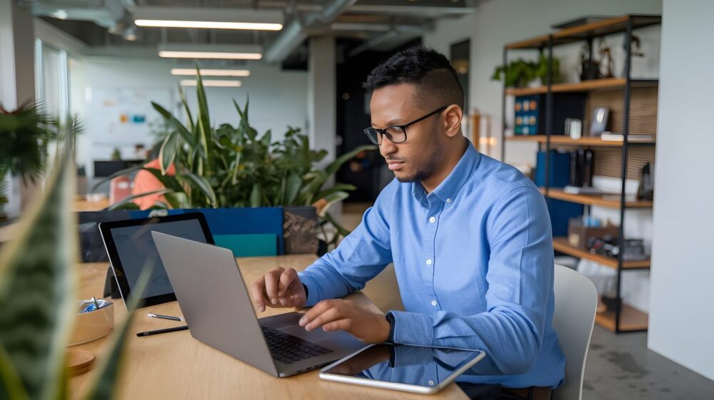 Personne consultant la plateforme C3 Challenge Emploi sur un ordinateur portable.